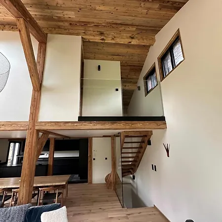 Le 1853 木屋 *